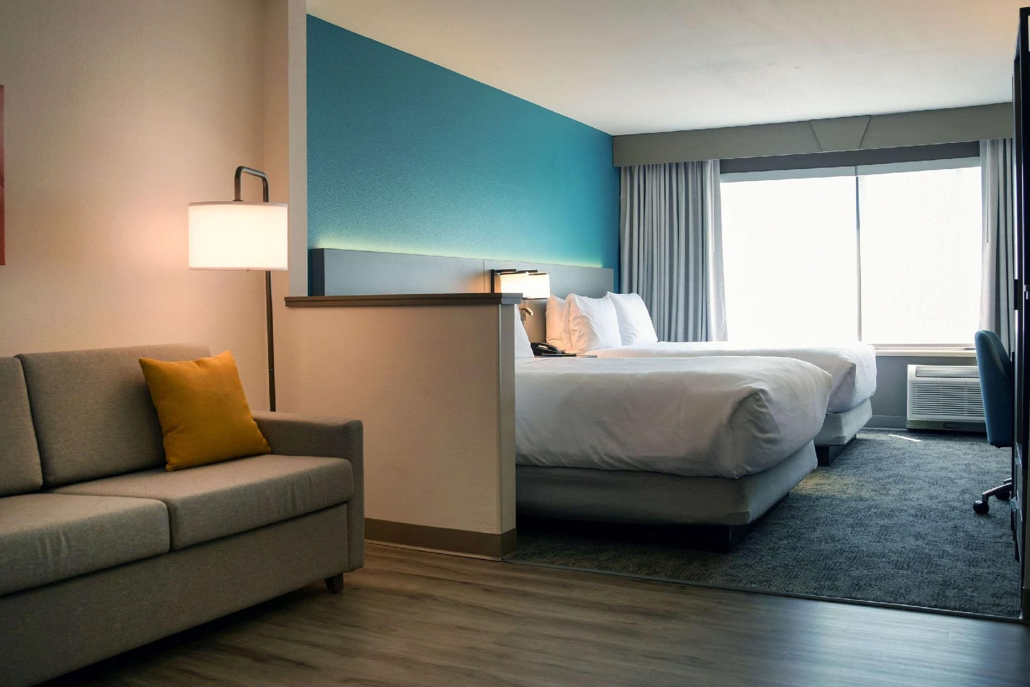 2 Queen Beds, Suite, Nonsmoking