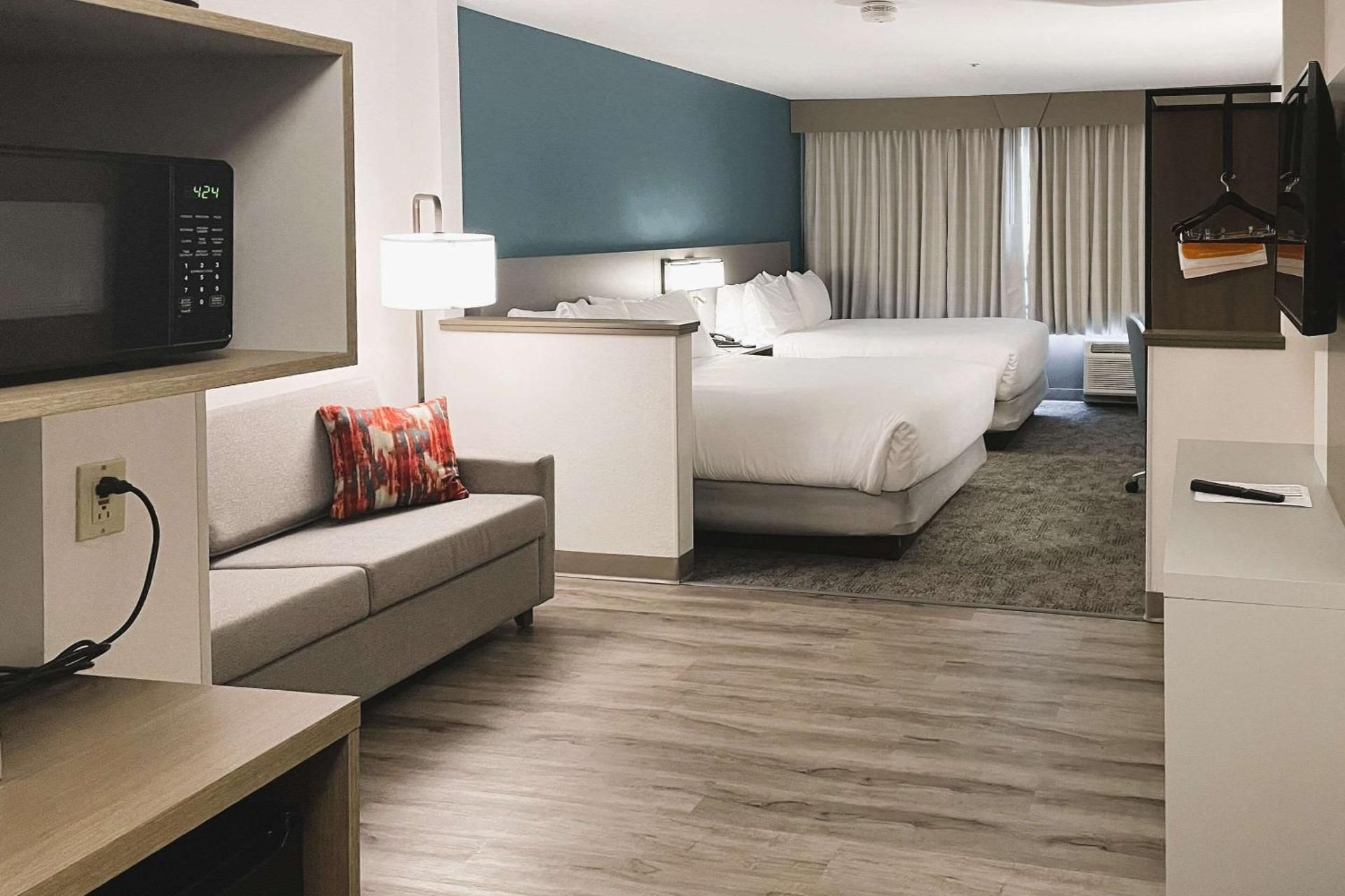Queen Suite with Two Queen Beds and Sofabed - Non Smoking