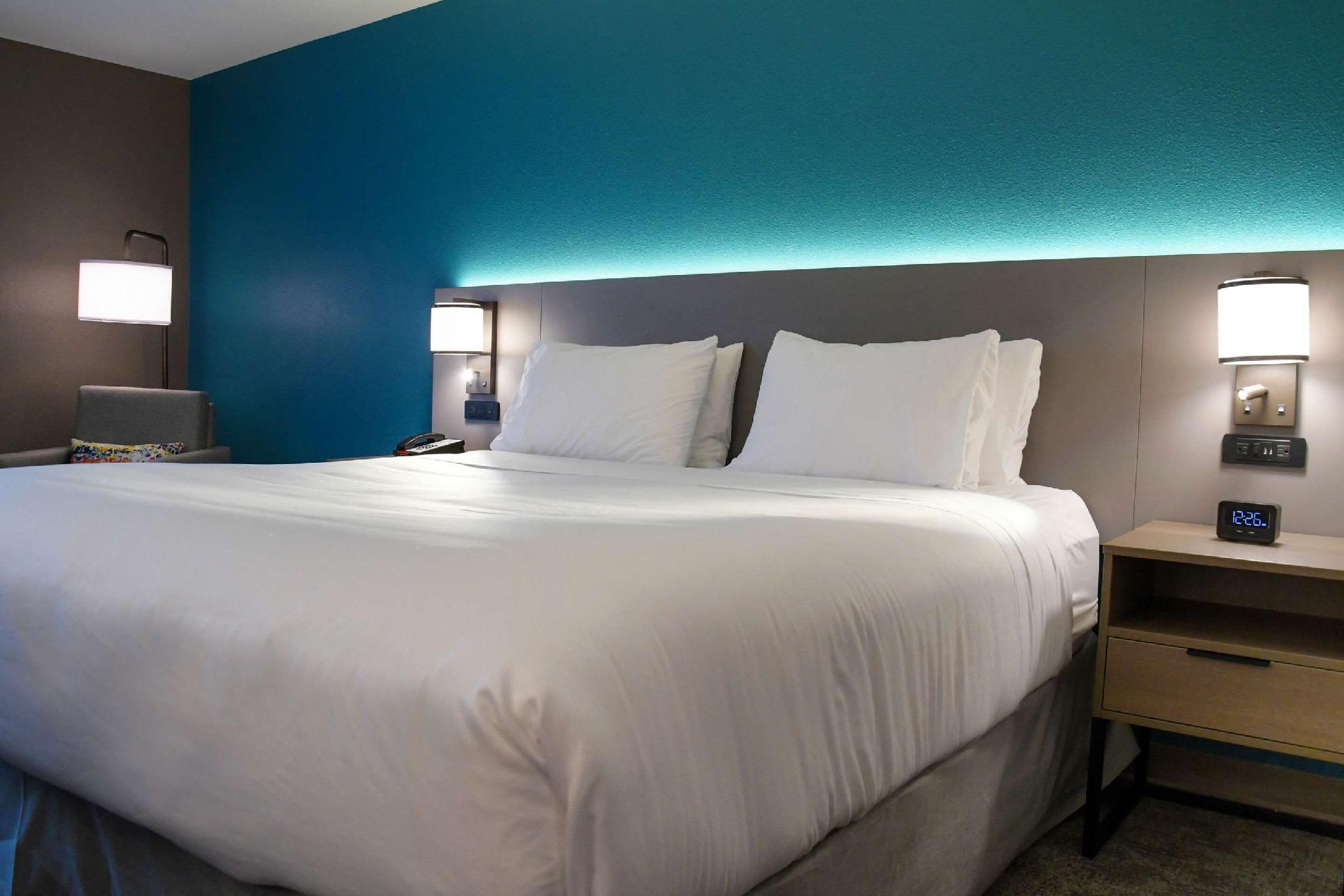 1 King Bed, Nonsmoking, Accessible