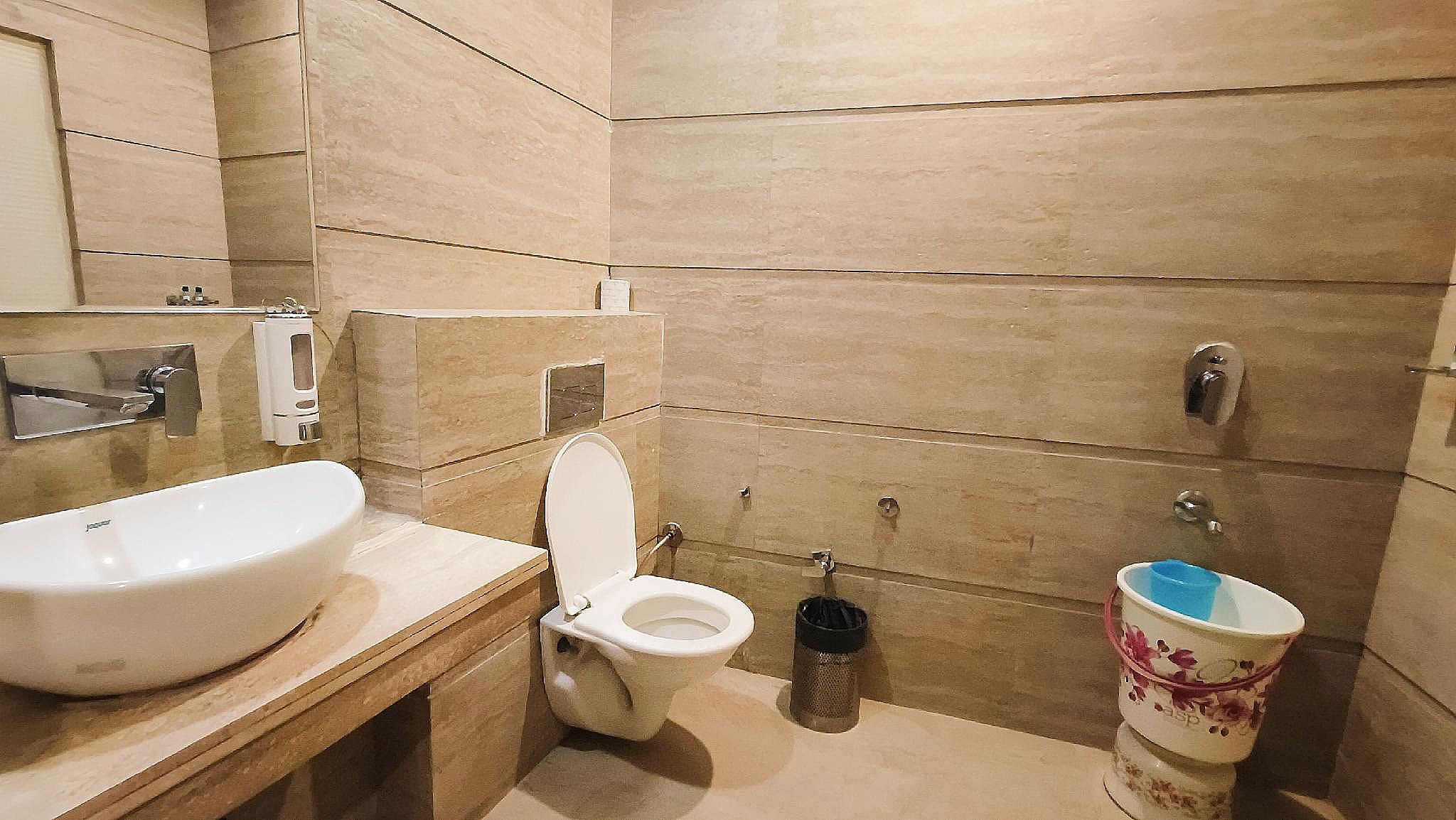 Sallow Royal Suites by Dew Drop Deluxe Room 4