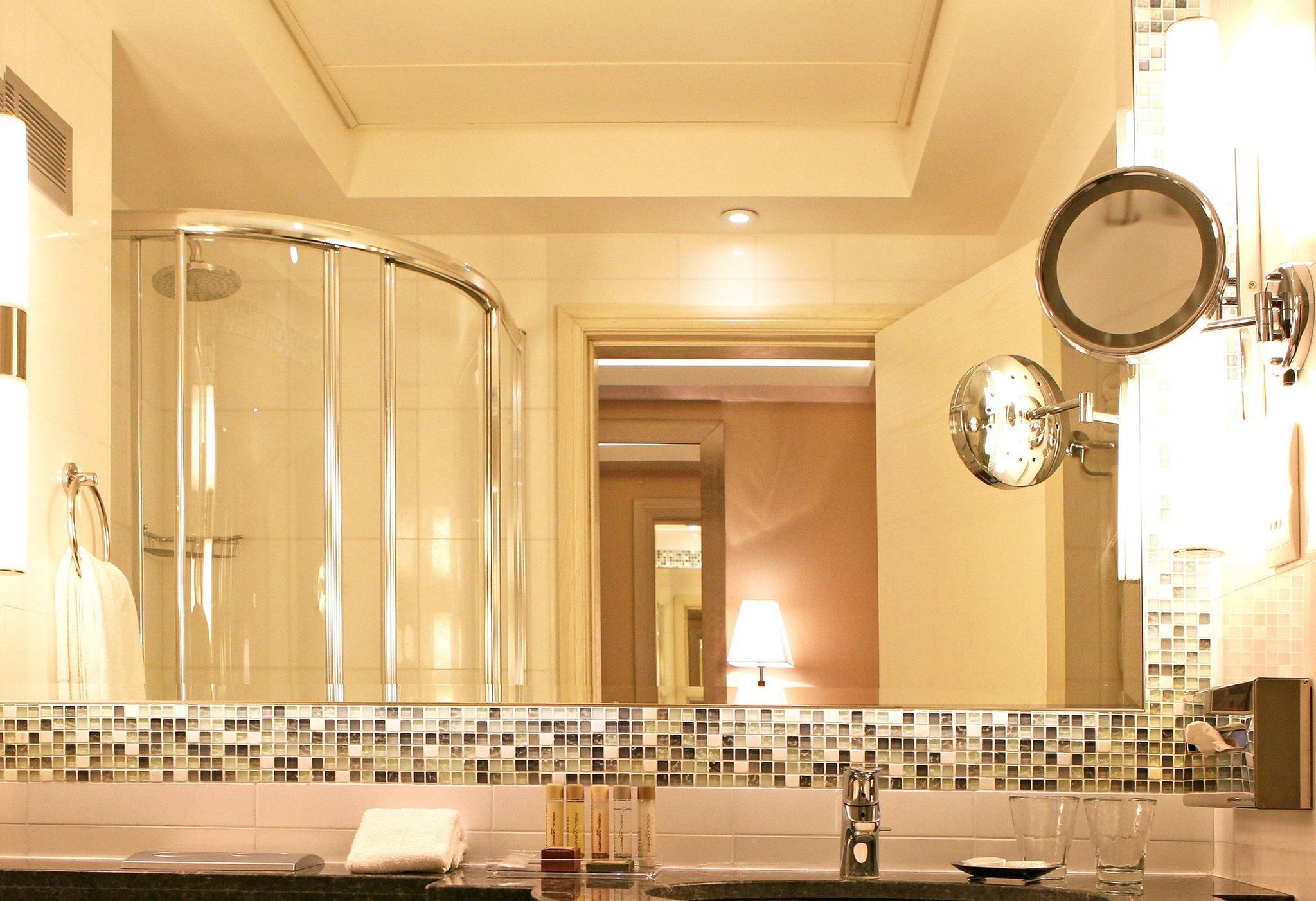 1 King Junior Top Floor Sea View Suite