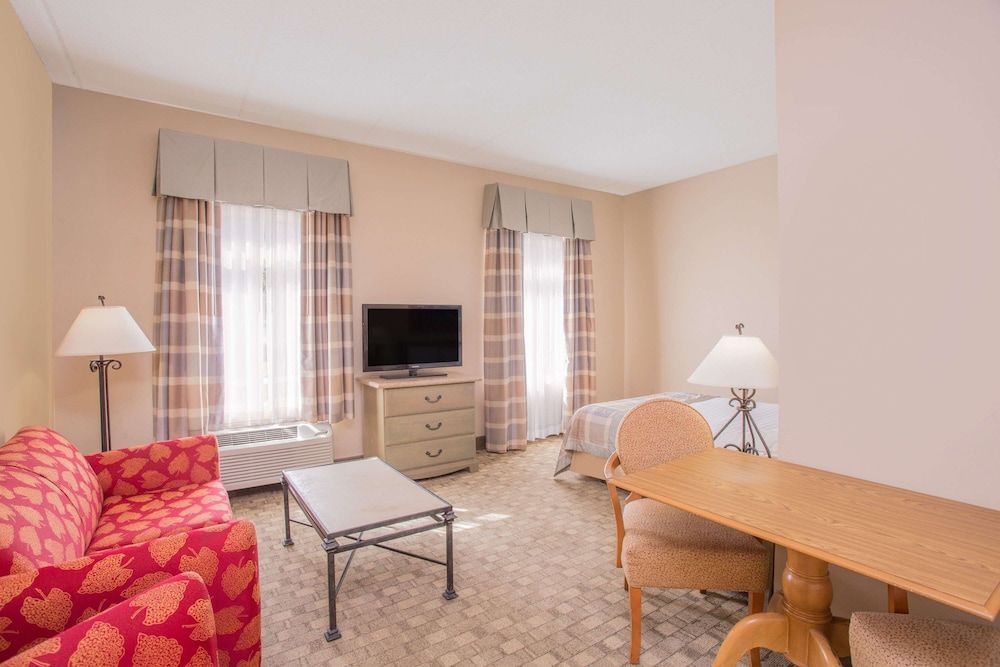 Suite, 1 Bedroom, Non Smoking (1 King Bed)