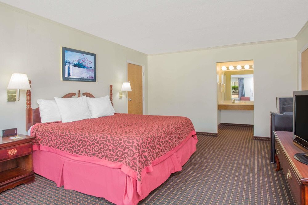 Standard Room, 1 King Bed, Accessible, Smoking
