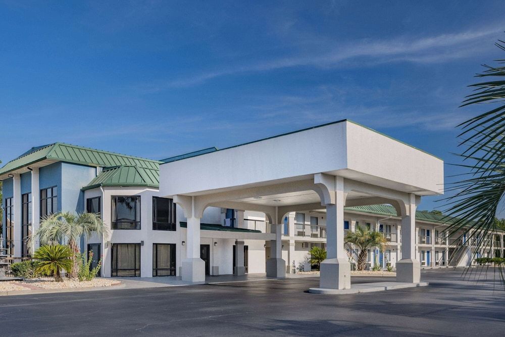 undefined Days Inn & Suites by Wyndham Savannah Midtown 6