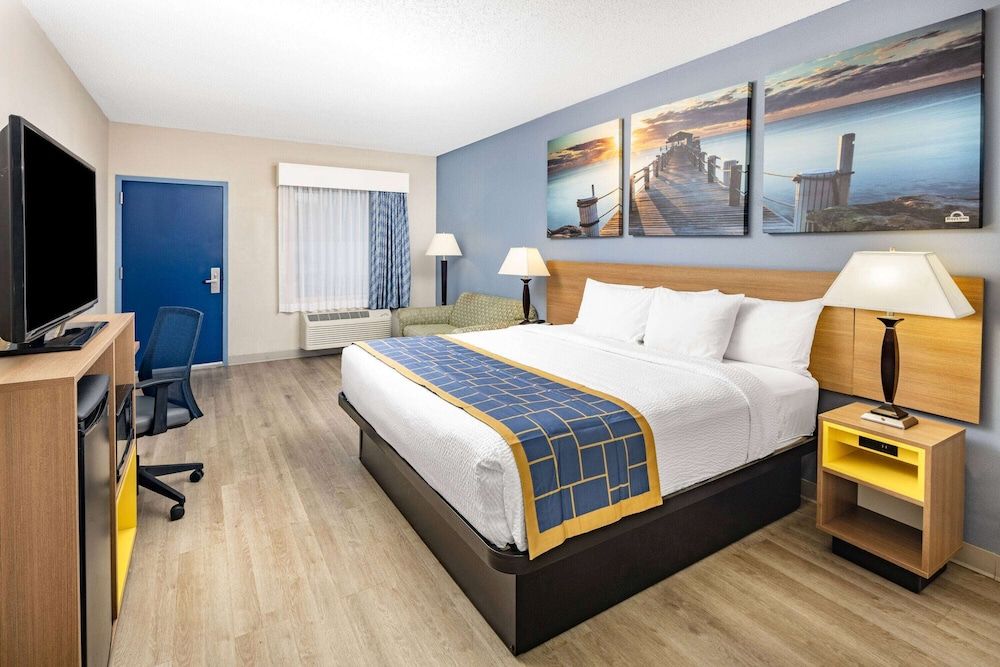 undefined Days Inn & Suites by Wyndham Savannah Midtown 3