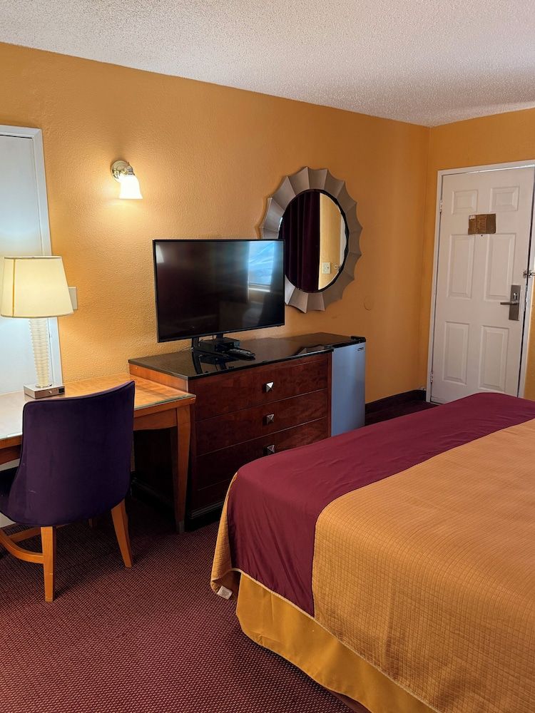 Executive Inn Standard Single Room, 1 King Bed, Smoking 4