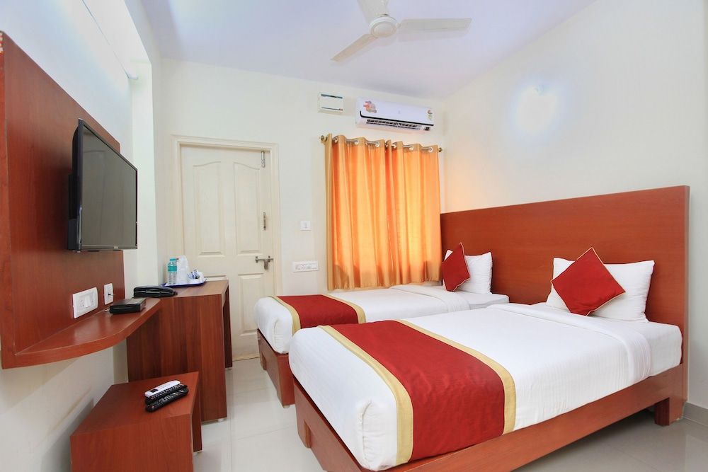 OYO 9653 Ample Premium Suites Double or Twin Room 4