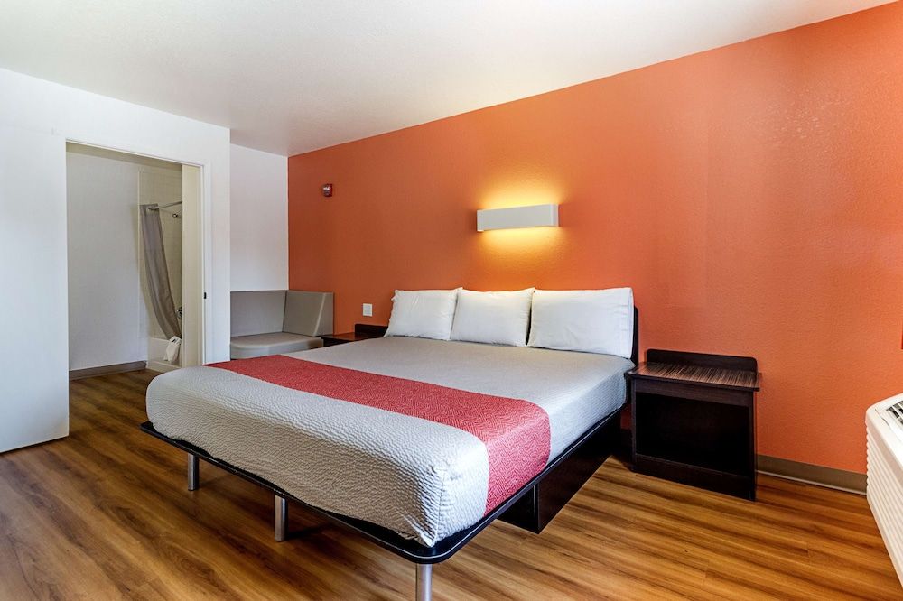 Deluxe Room, 1 King Bed, Non Smoking, Refrigerator & Microwave