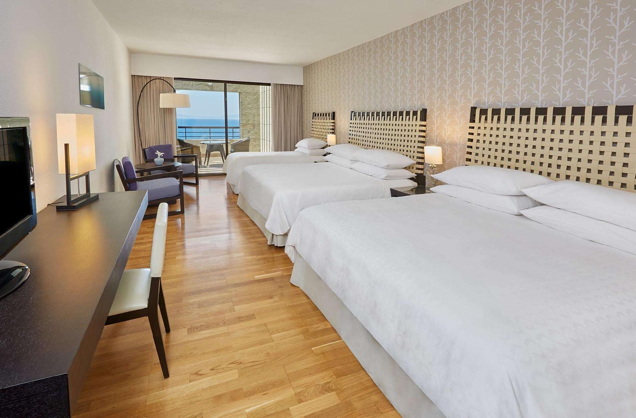 Family Room 1 King 2 Twin, Guest room, 1 King, Sea view, Balcony