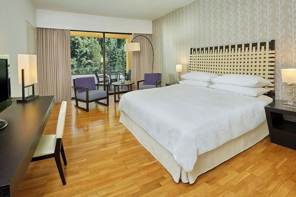 Classic Room, 1 King Bed, Balcony, Mountain View