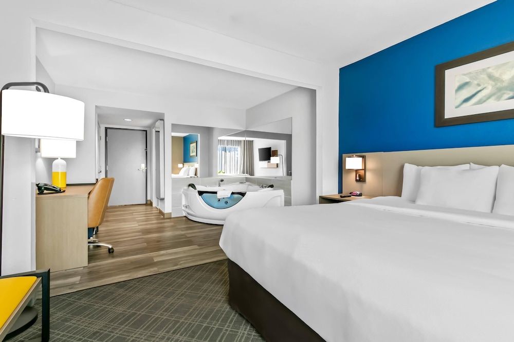 Room, 1 King Bed, Non Smoking, Hot Tub