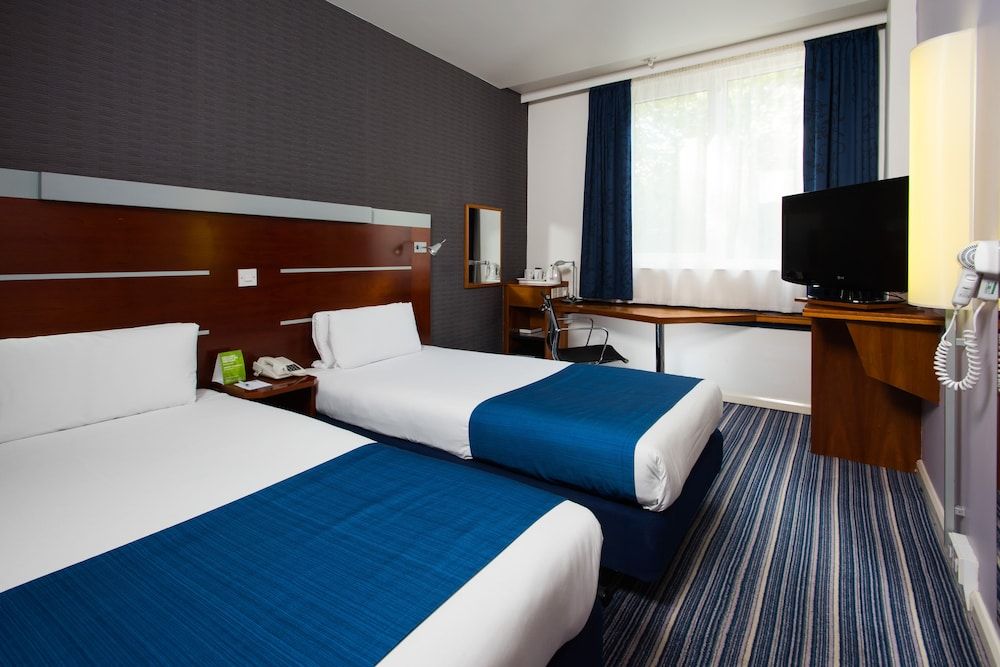 Holiday Inn Express London - Wimbledon South by IHG Standard Room, 2 Twin Beds 3