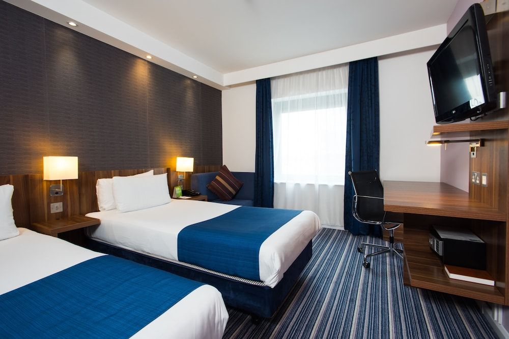 Holiday Inn Express London - Wimbledon South by IHG Standard Room, 2 Twin Beds 2