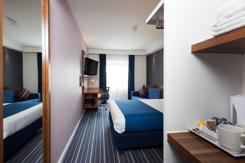 Holiday Inn Express London - Wimbledon South by IHG Standard Room, 1 Double Bed with Sofa bed 5