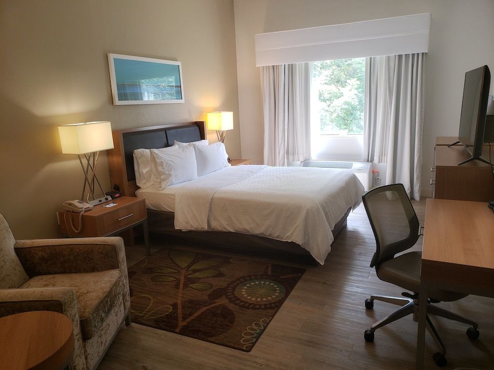 Holiday Inn Express Pittsburgh North by IHG Standard Room, 1 Queen Bed, Accessible, Bathtub (Mobility) 4