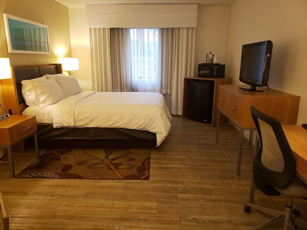 Holiday Inn Express Pittsburgh North by IHG Standard Room, 1 Queen Bed, Accessible, Bathtub (Mobility) 7