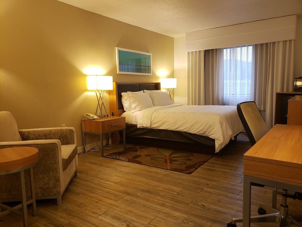Holiday Inn Express Pittsburgh North by IHG Standard Room, 1 Queen Bed, Accessible, Bathtub (Mobility) 6