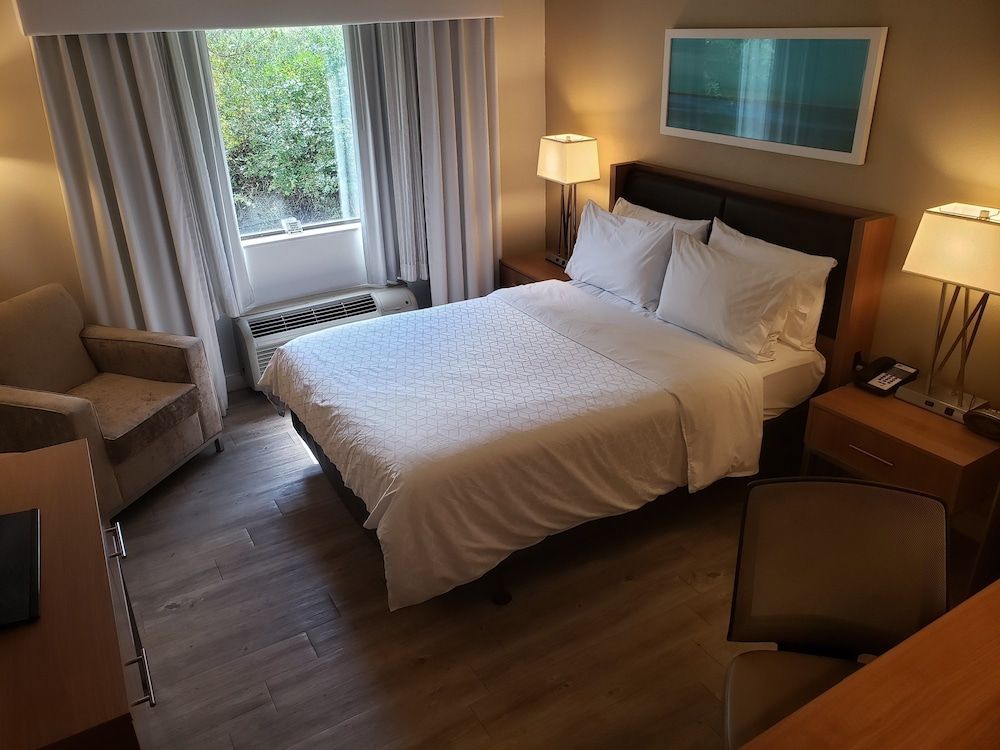 Holiday Inn Express Pittsburgh North by IHG Standard Room, 1 Queen Bed, Accessible, Bathtub (Mobility) 5