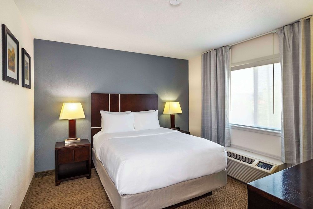 Business Suite, 1 Queen Bed with Sofa bed, Non Smoking