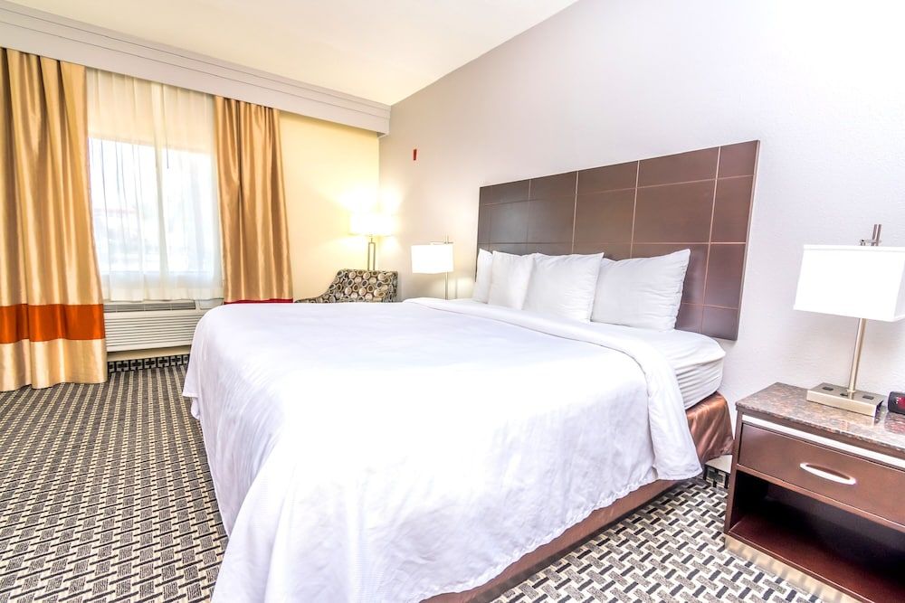 undefined Econo Lodge Inn & Suites East 2