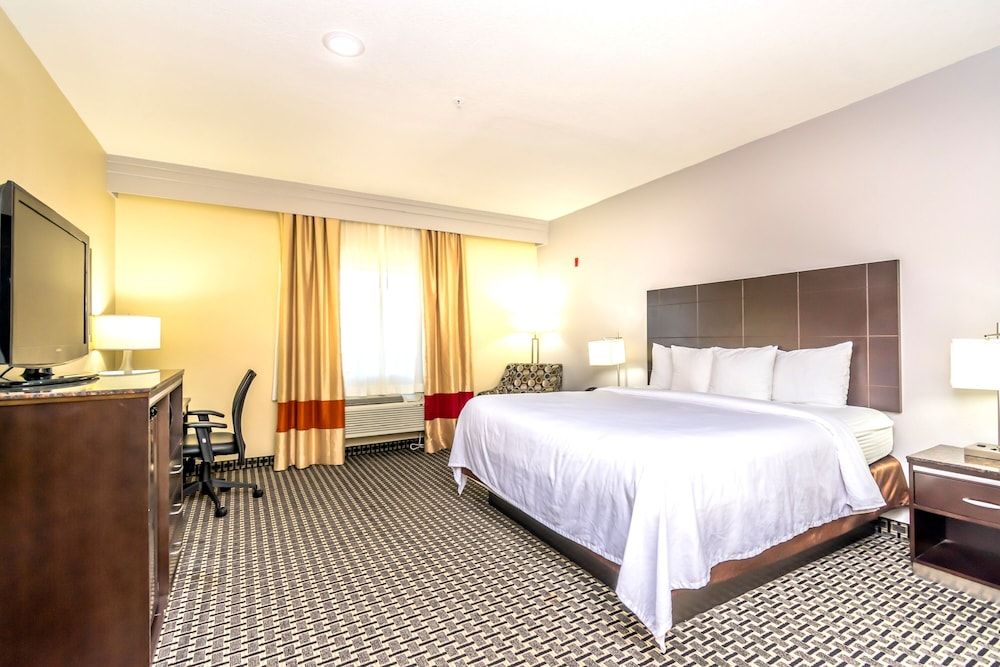 Econo Lodge Inn & Suites East Room, 1 King Bed, Accessible, Non Smoking 3