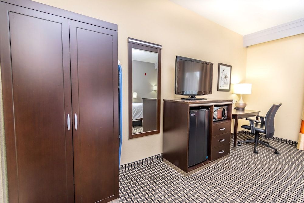 Econo Lodge Inn & Suites East Room, 1 King Bed, Accessible, Non Smoking 14