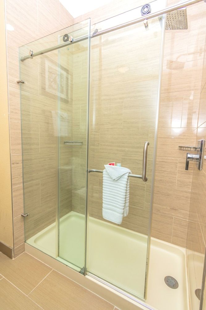 Econo Lodge Inn & Suites East Room, 1 King Bed, Accessible, Non Smoking 12