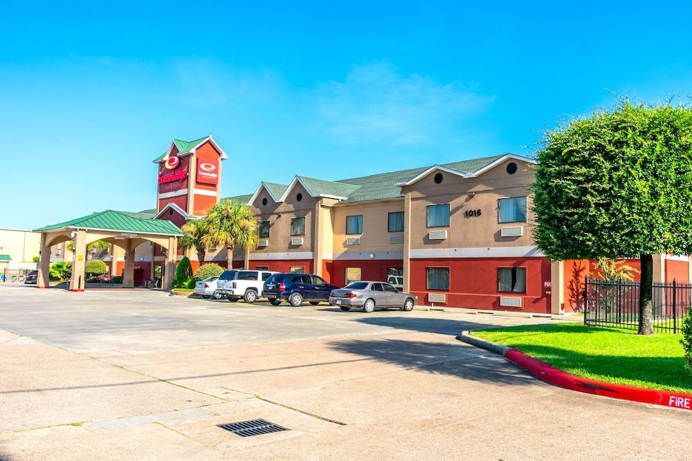 undefined Econo Lodge Inn & Suites East 6