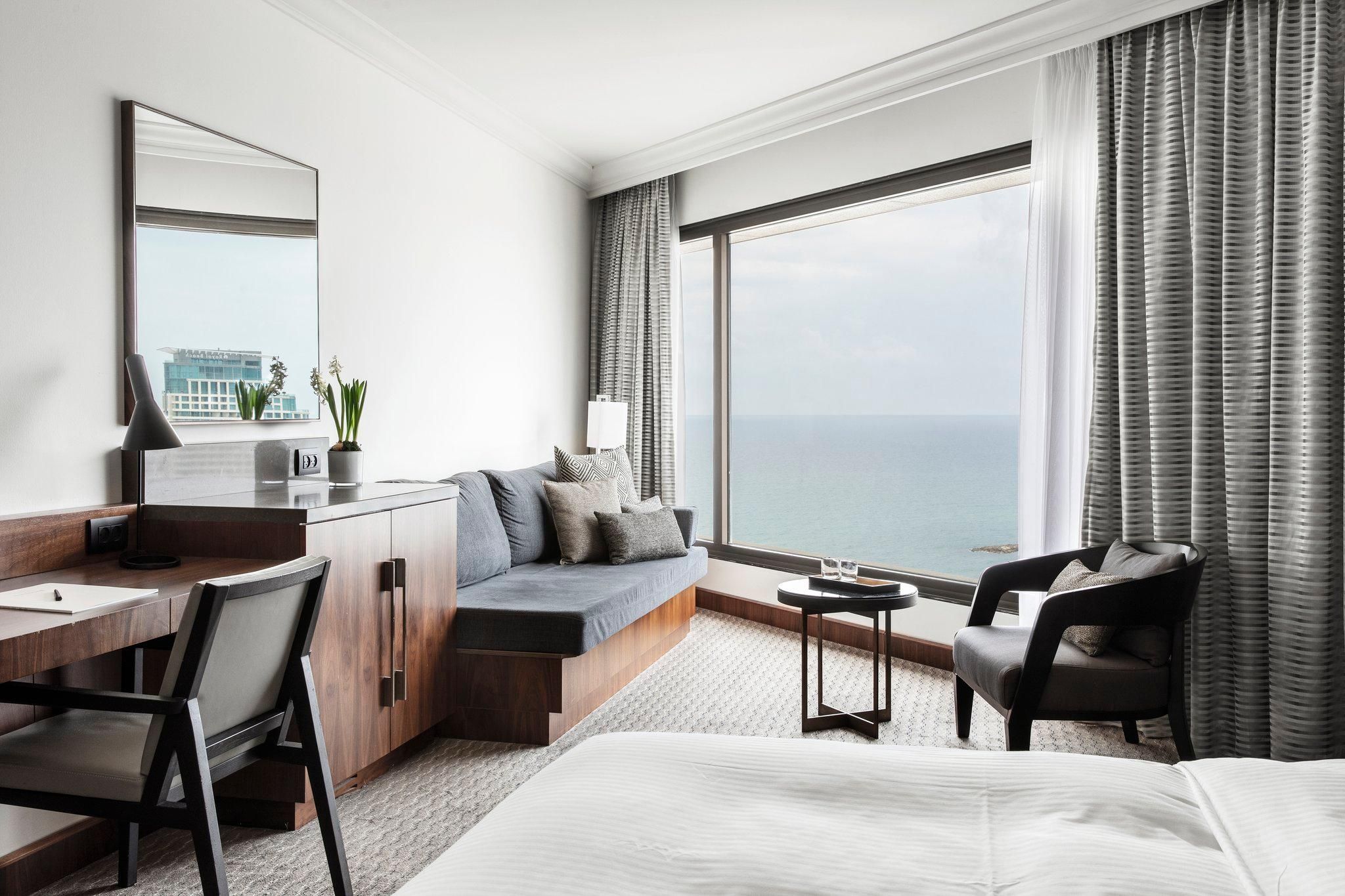 2 Twin Premium Club Lounge Access