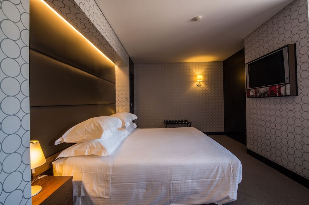 Deluxe Suite, City View