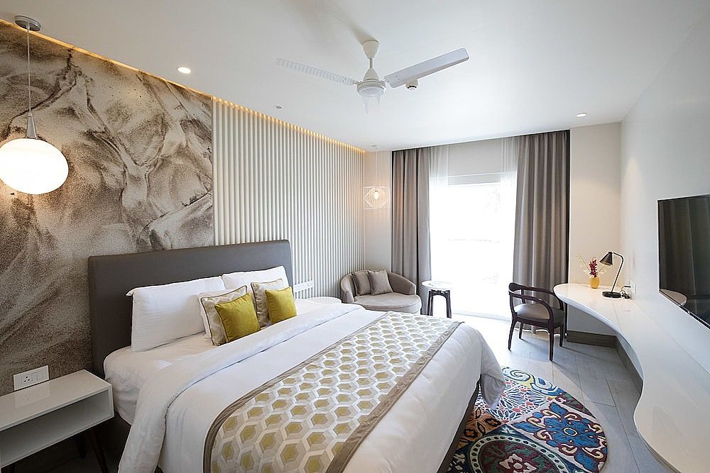 Sun Rise View Varanda River Suite Room
