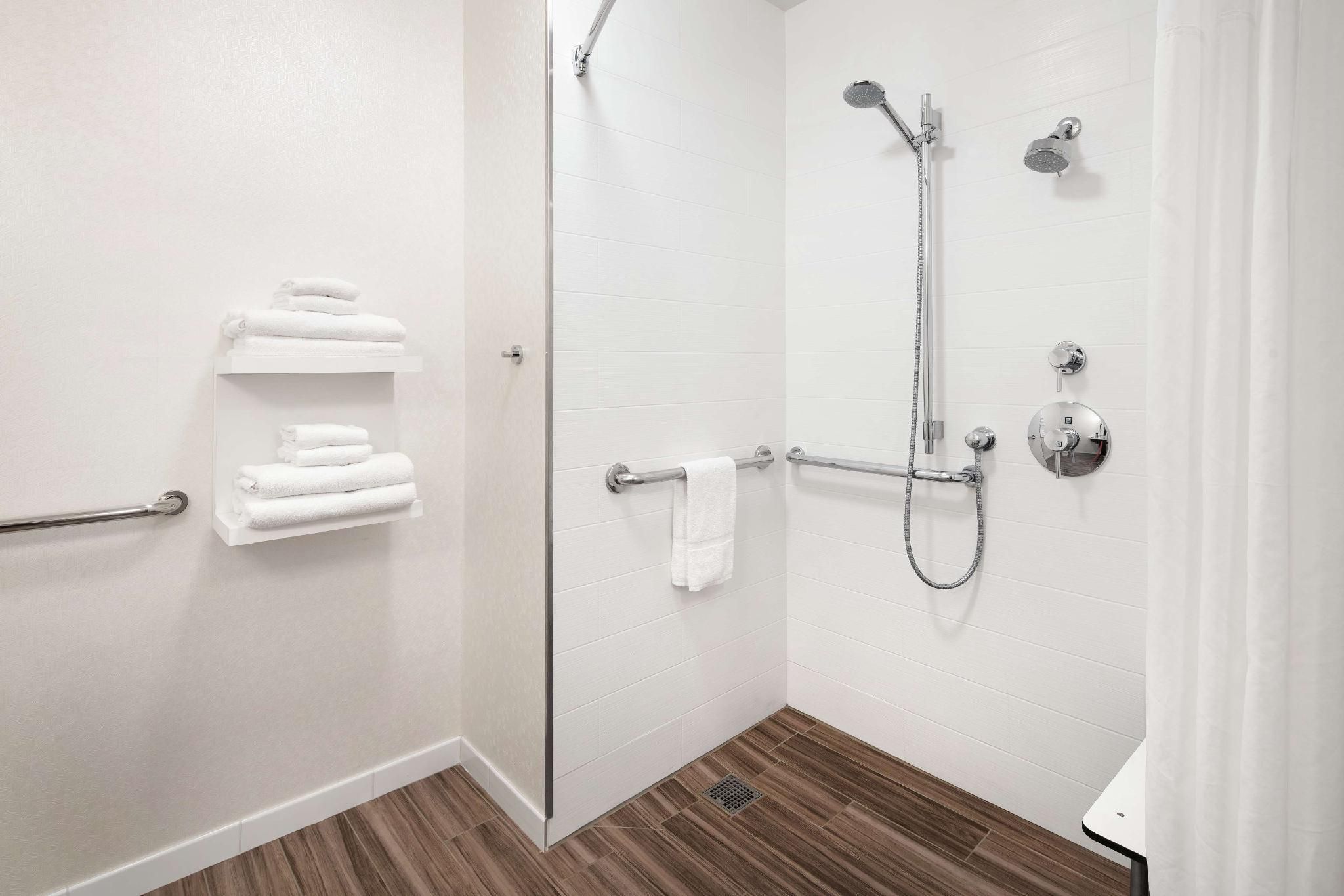 1 KING MOBILITY/HEARING ACC RI SHOWER NOSMOK