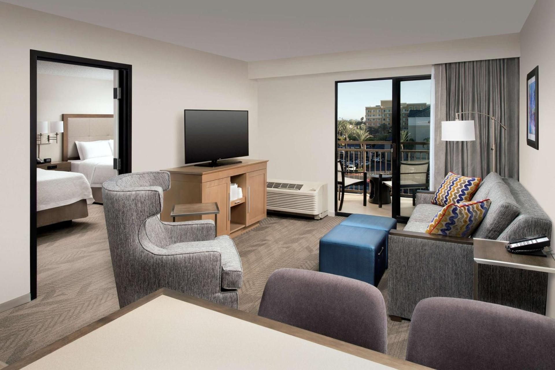 2 QUEEN 1 BEDROOM SUITE W/BALCONY NONSMOKING
