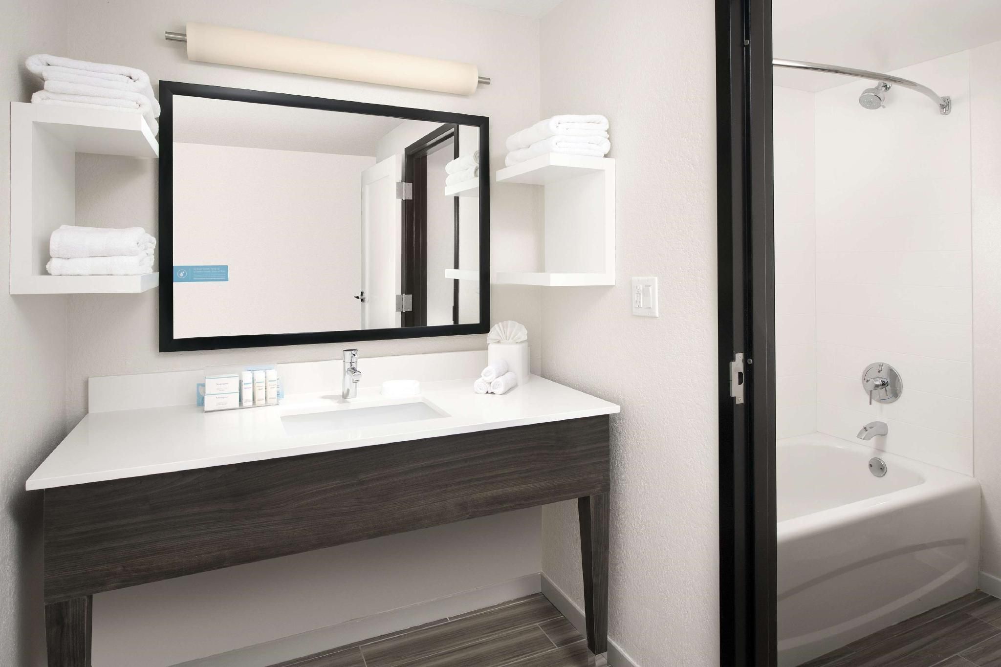 2 QUEEN 1 BEDROOM SUITE W/BALCONY NONSMOKING