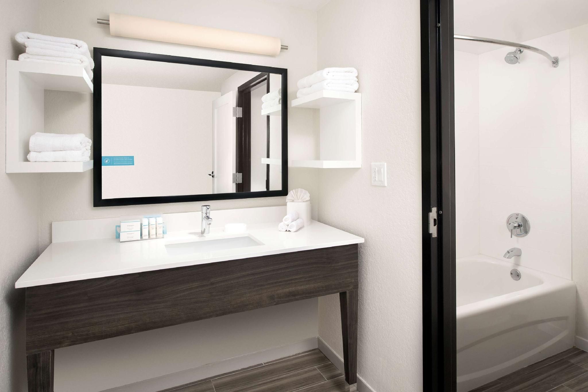 1 KING 1 BEDROOM STE W/BALCONY SHOWER ONLY NS