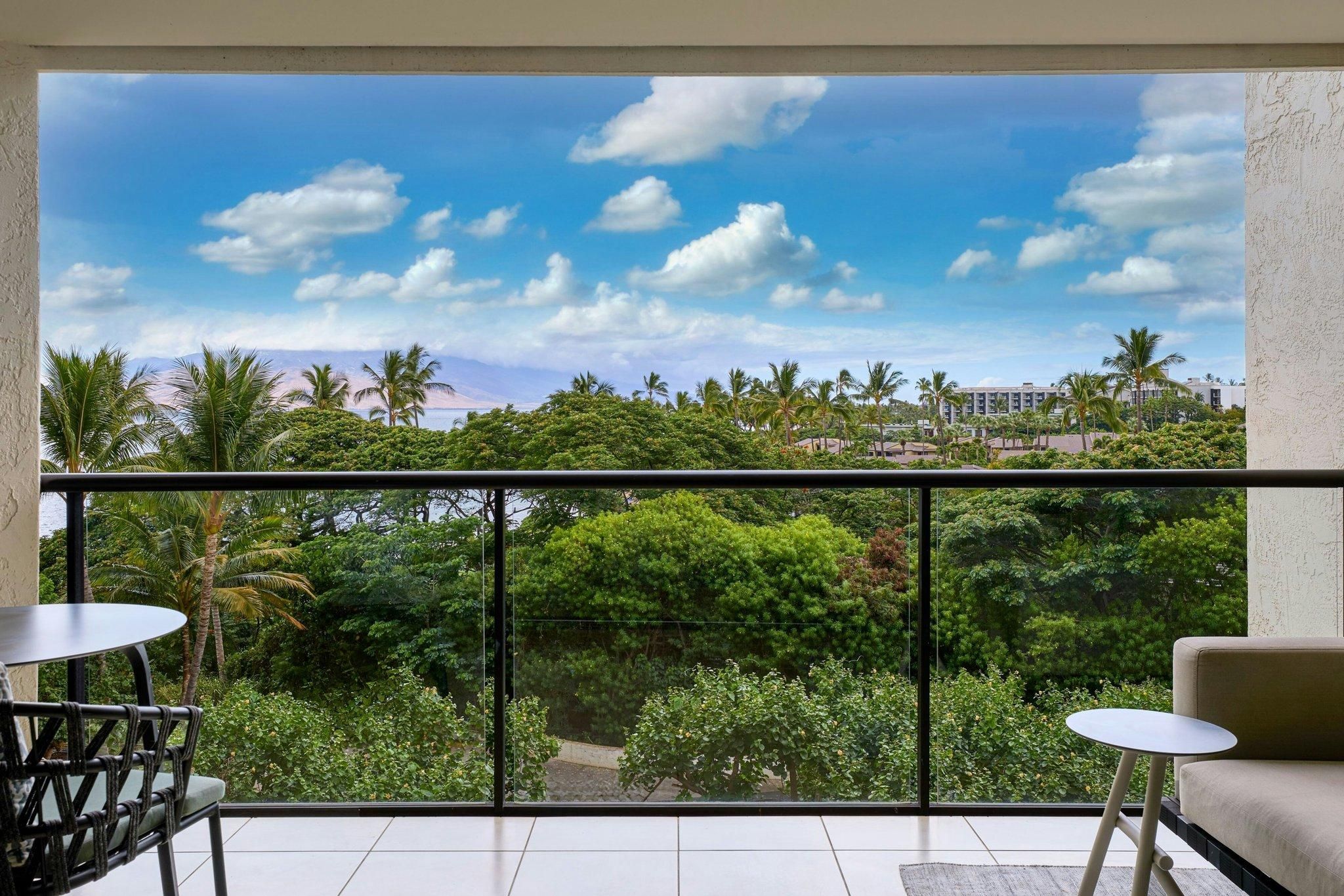 Junior Suite, 1 King, Garden view, Balcony
