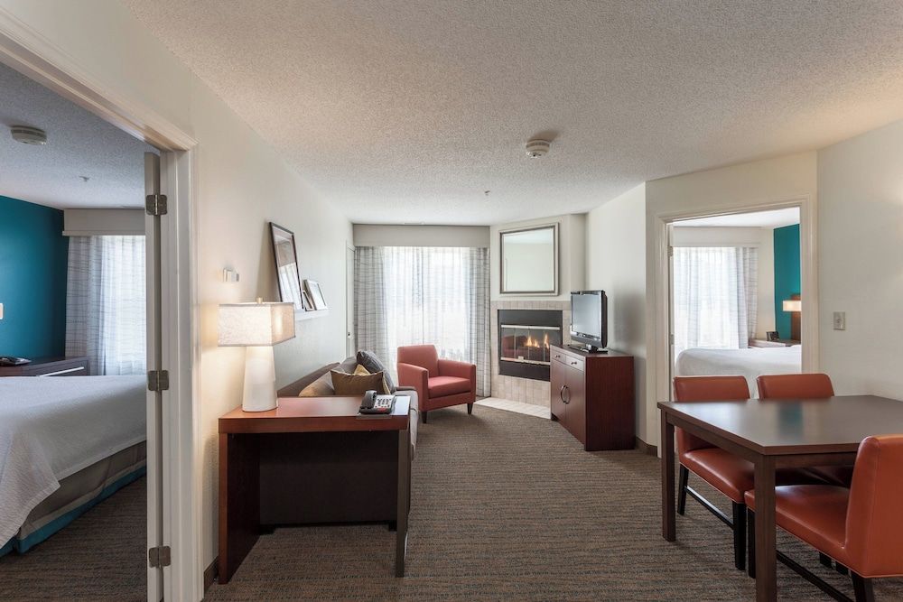 Suite, 2 Bedrooms (Mobility/Hearing Access, Roll-In Shwr)