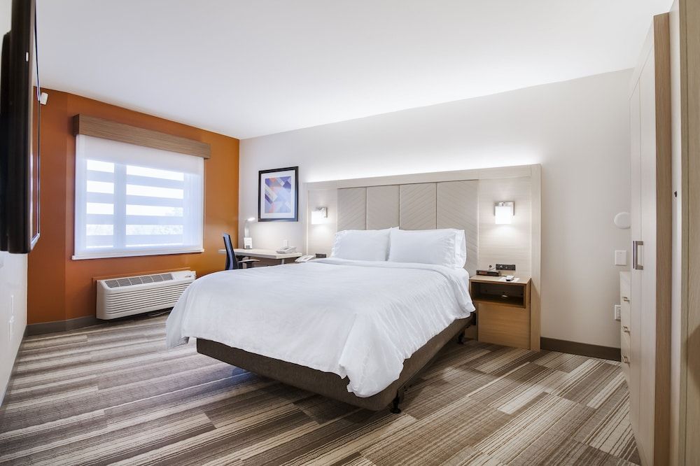 Standard Room, 1 Queen Bed, Accessible (Mobility, Roll-In Shower)