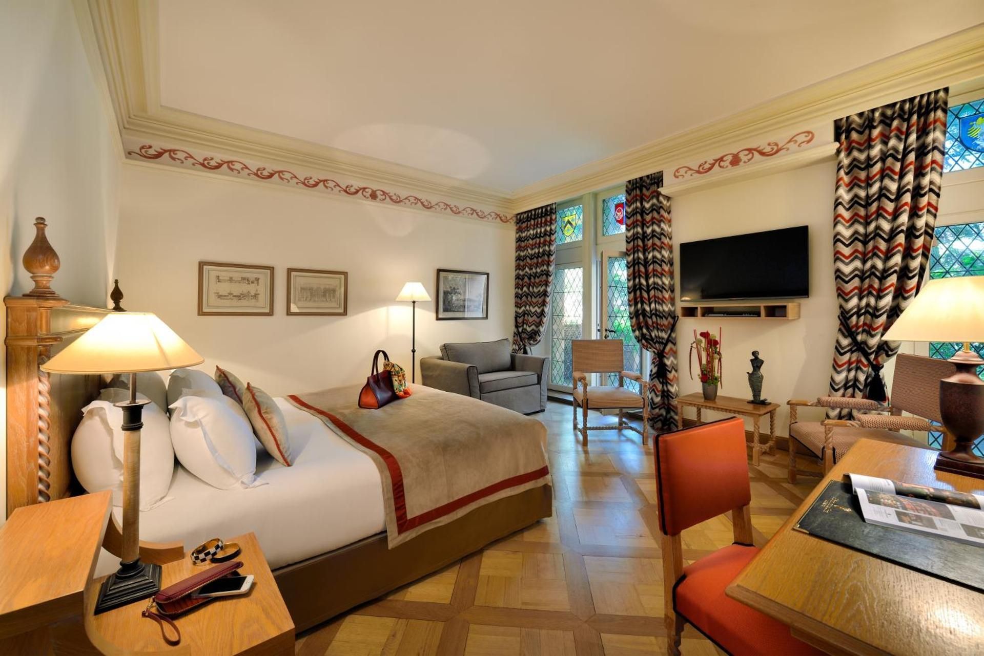 Junior Suite - a king-size bed, a single sofa bed