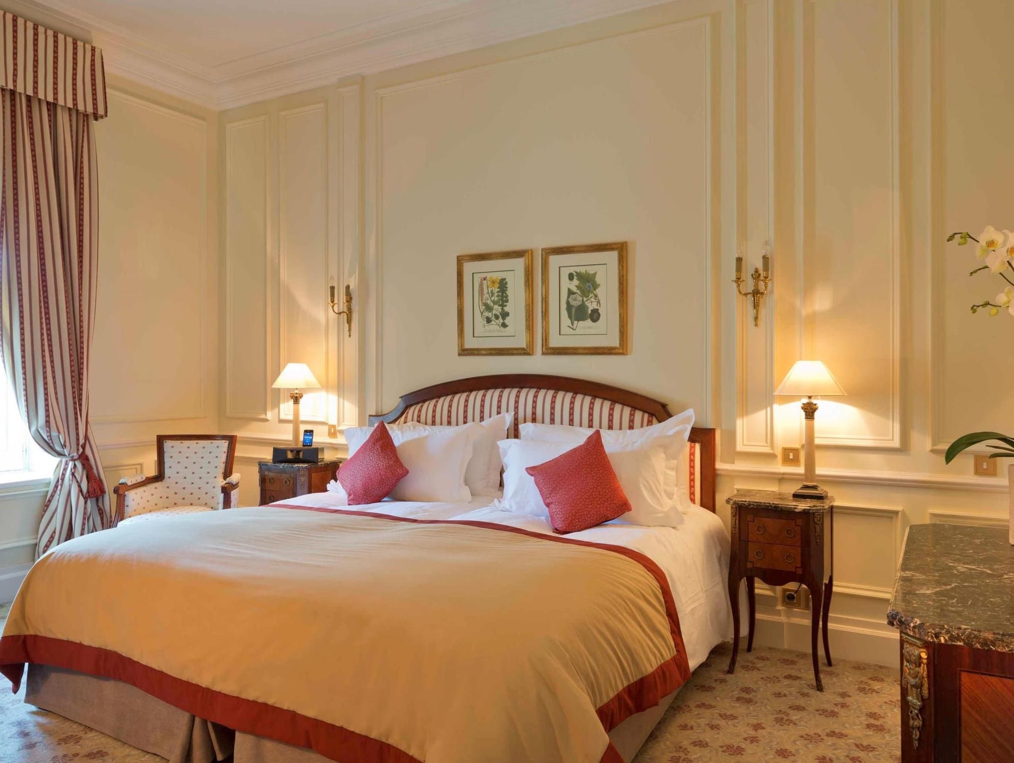 Classic Room - a king-size bed, view of the city streets