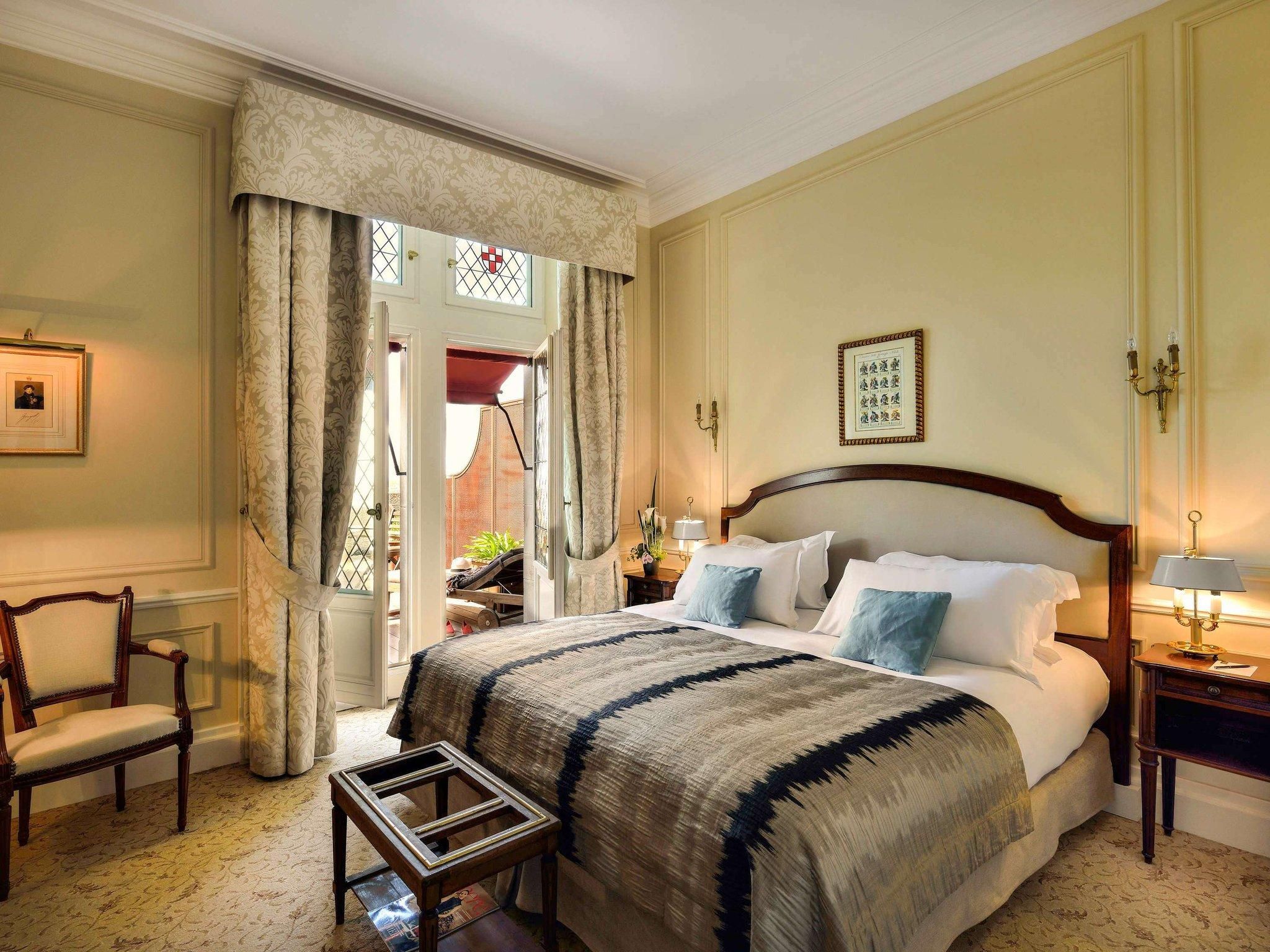 Superior Room, terrace, view of gardens and city walls - a king-size bed