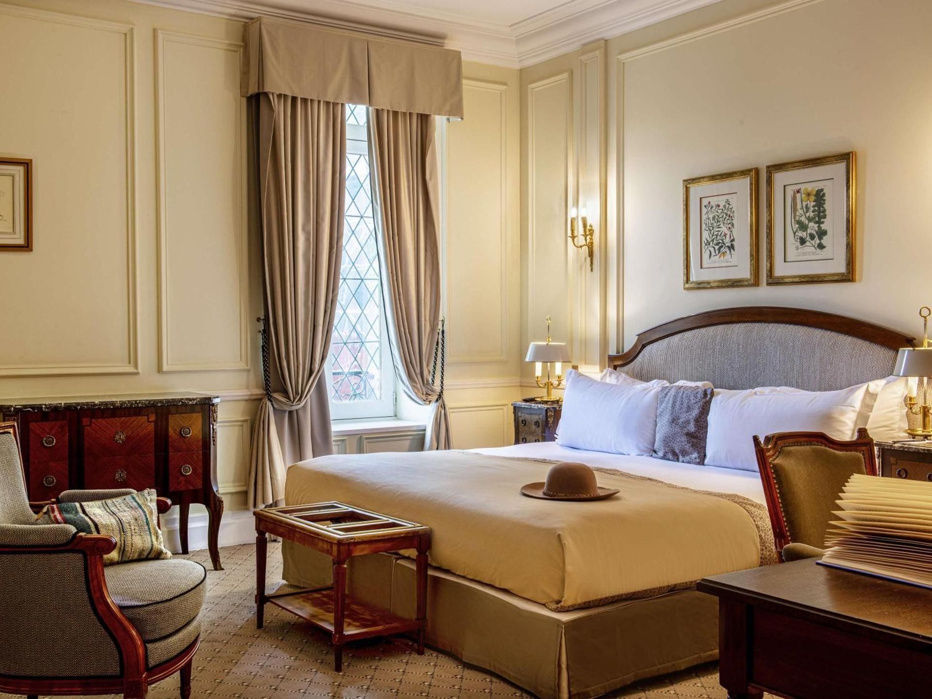 Classic Room - a king-size bed, view of the city streets