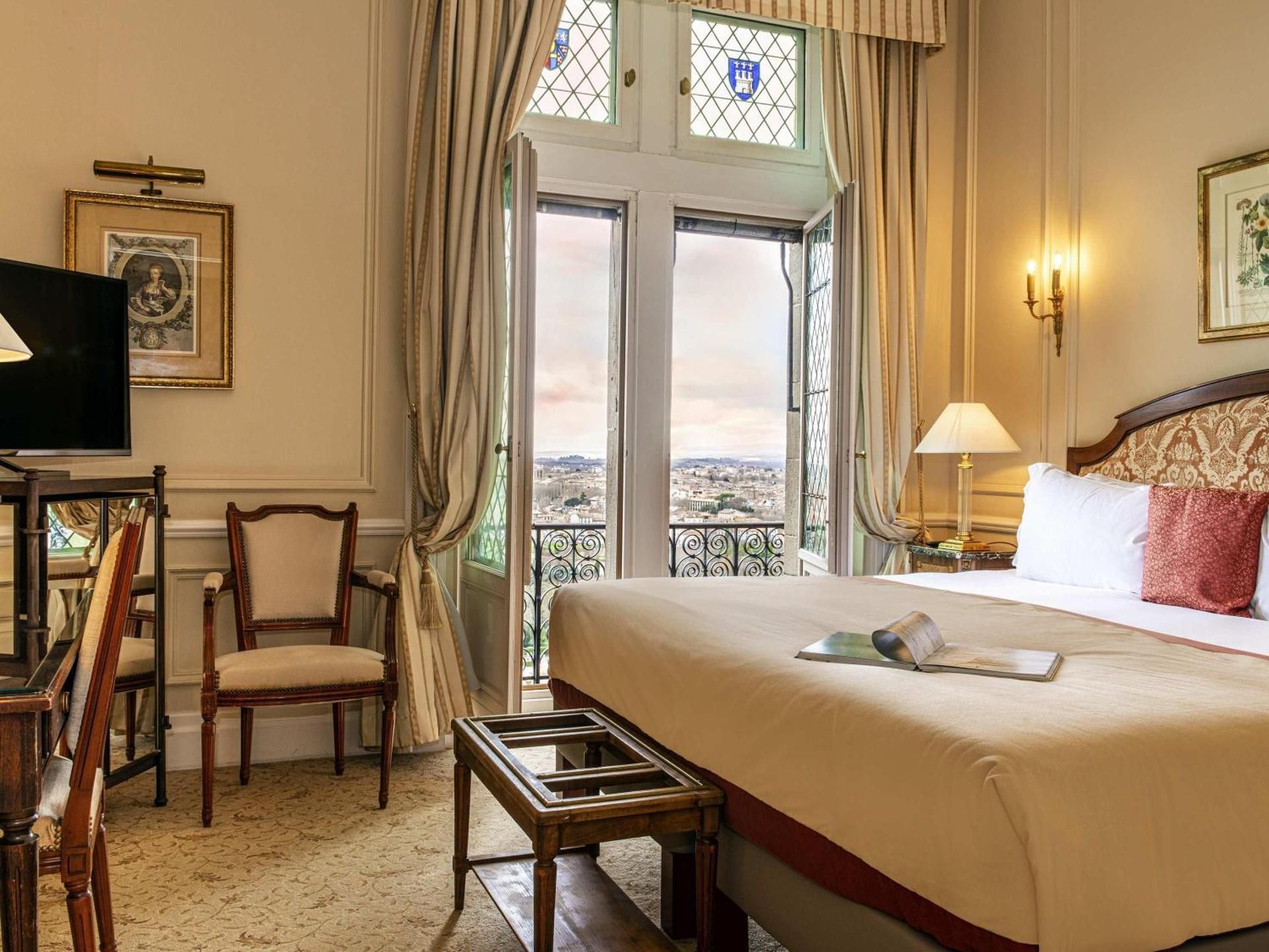 Superior Room overlooking the gardens and ramparts - a king-size bed