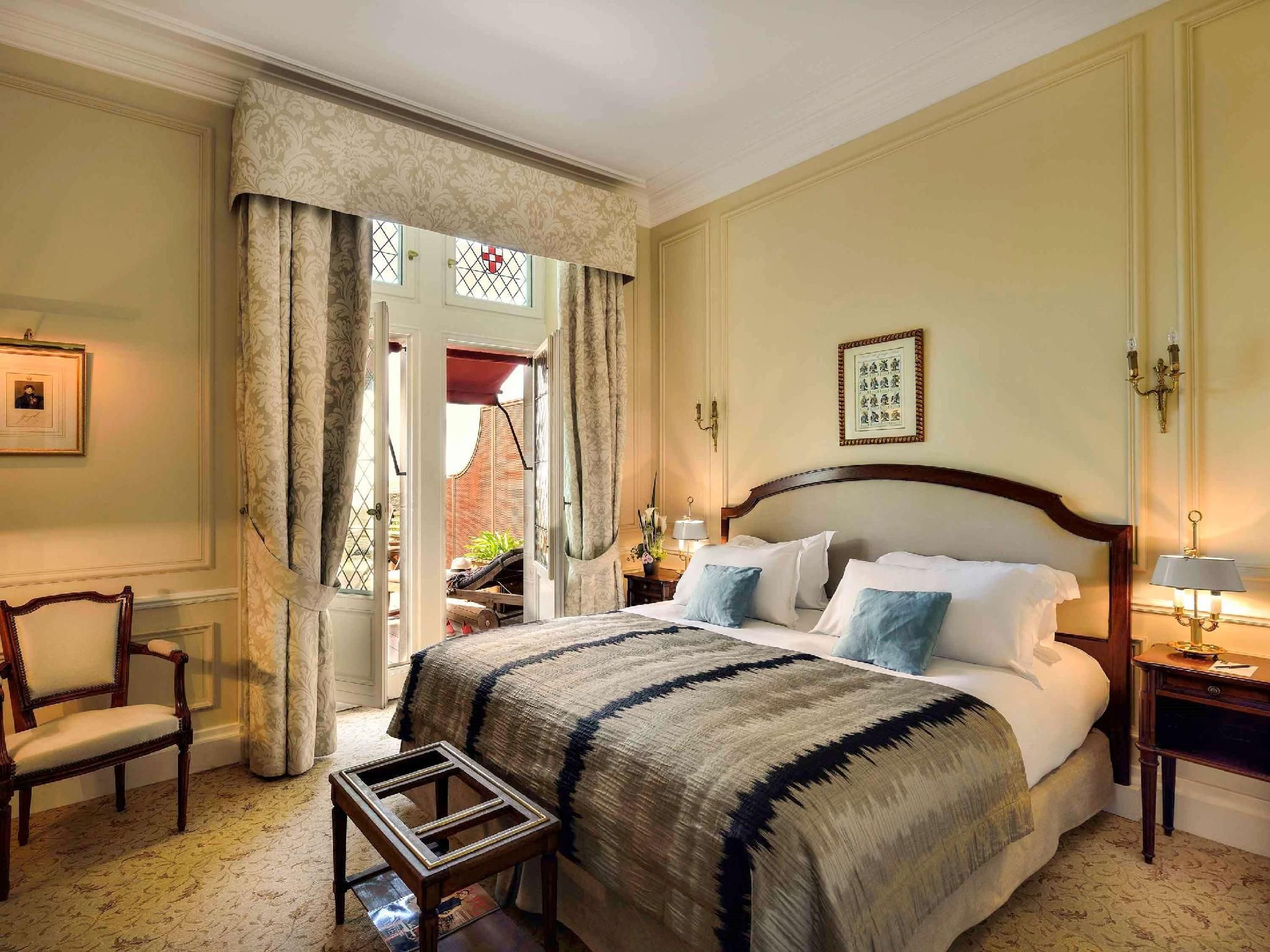 Superior Room overlooking the gardens and ramparts - a king-size bed