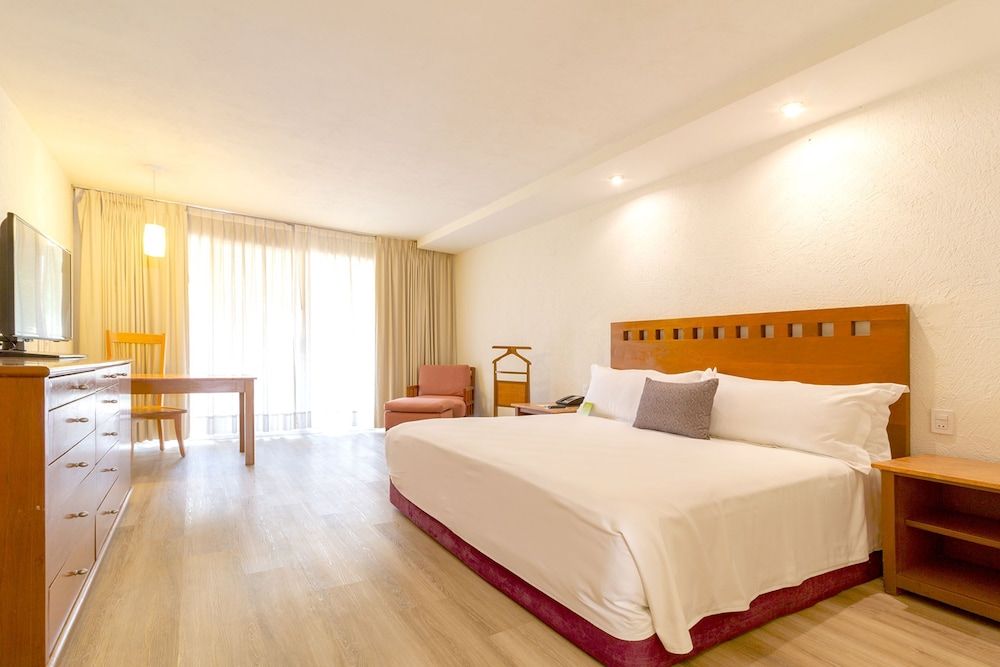 Camino Real Guadalajara Deluxe King 4