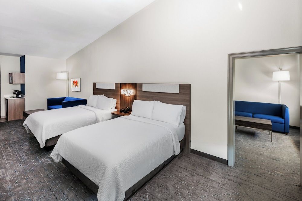 Suite, 2 Queen Beds (Office Area)