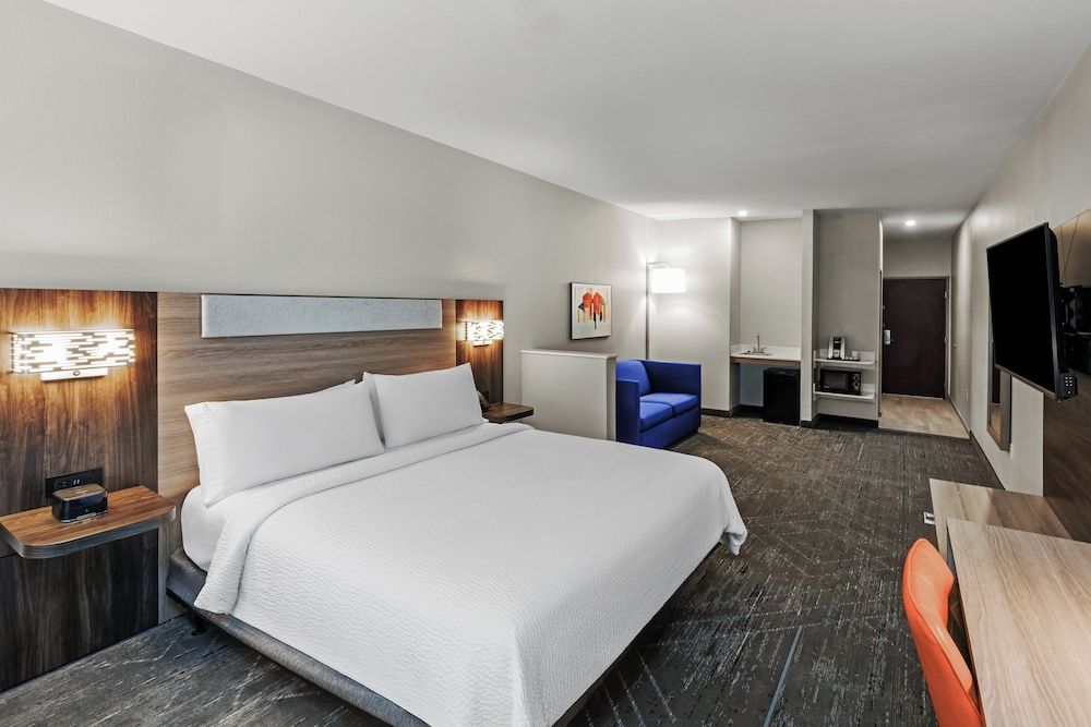 Suite, 1 King Bed, Mobility Accessible (Accessible Tub)