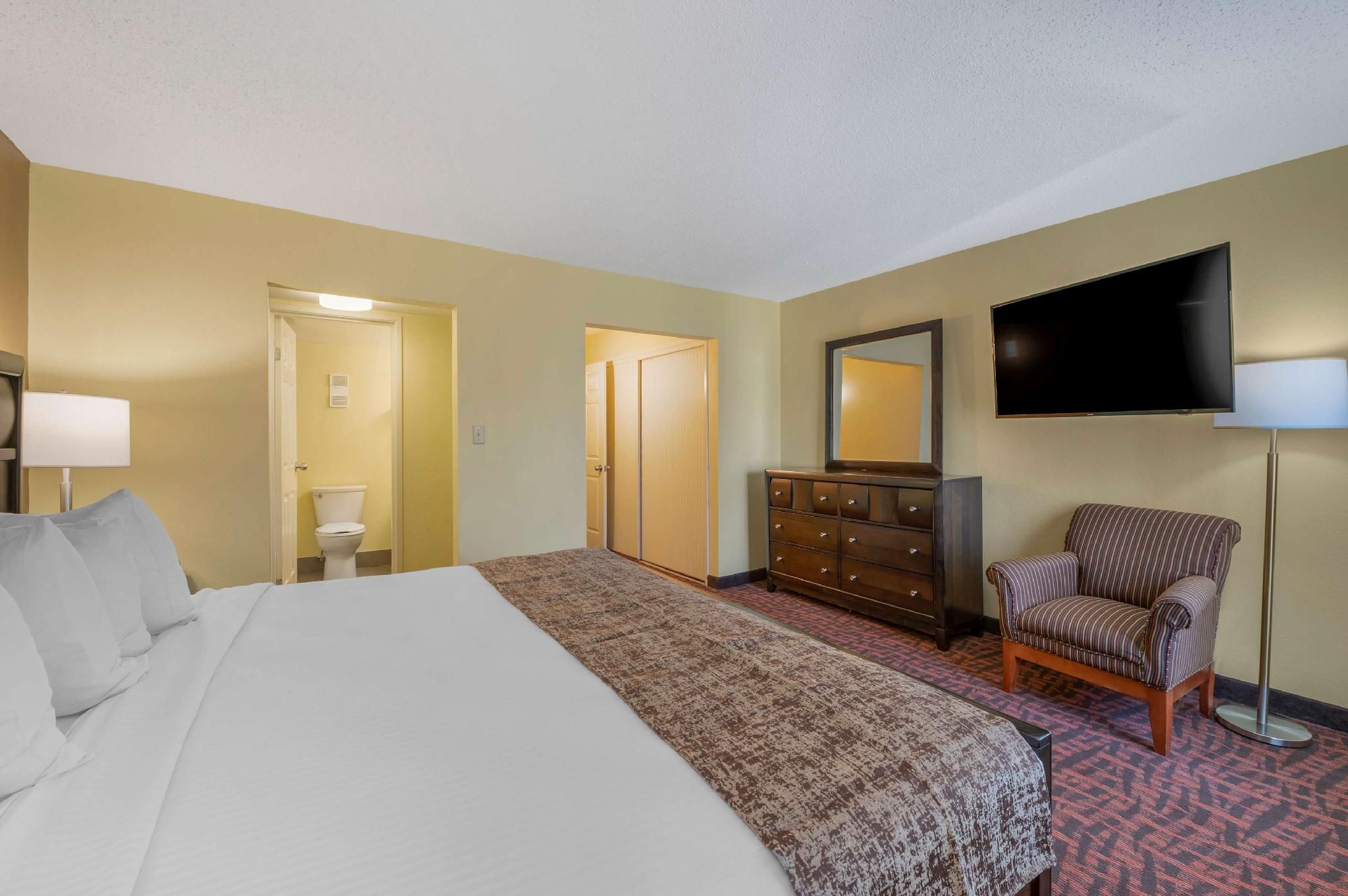 Suite - 1 King Bed, Nonsmoking, Sofabed, Full Kitchen, Dining Room