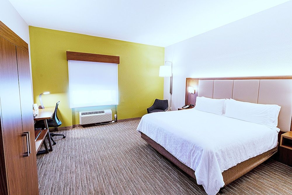 Standard Room, 1 King Bed, Accessible (Communications, Roll In Shower)