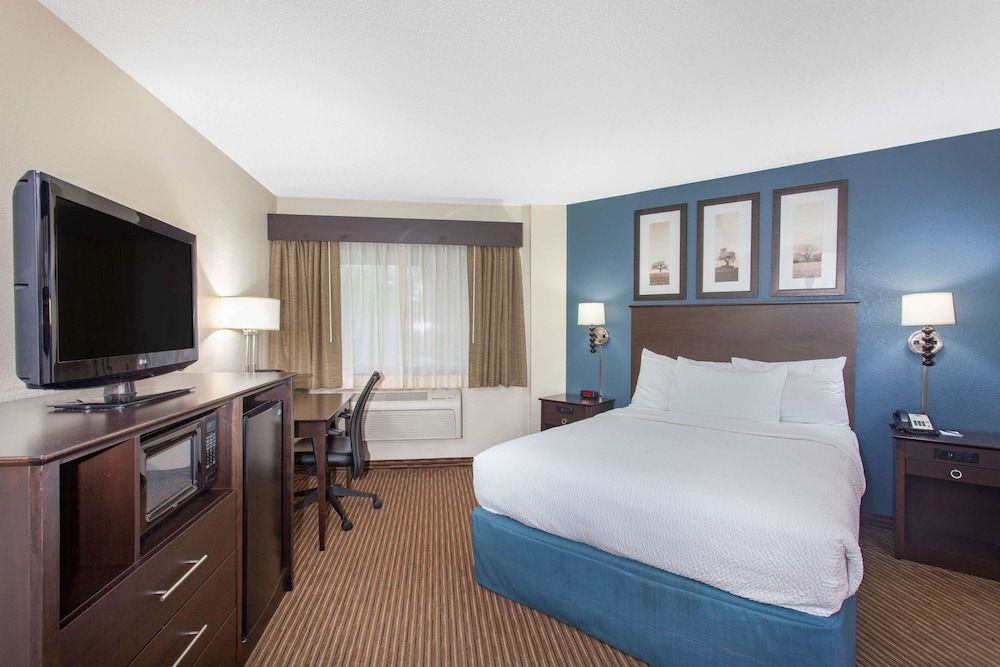 Deluxe Room, 1 Queen Bed, Accessible, Non Smoking